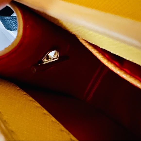 [SOLD] Mini Yellow Crossbody Purse 👛 - Picture 8 of 8